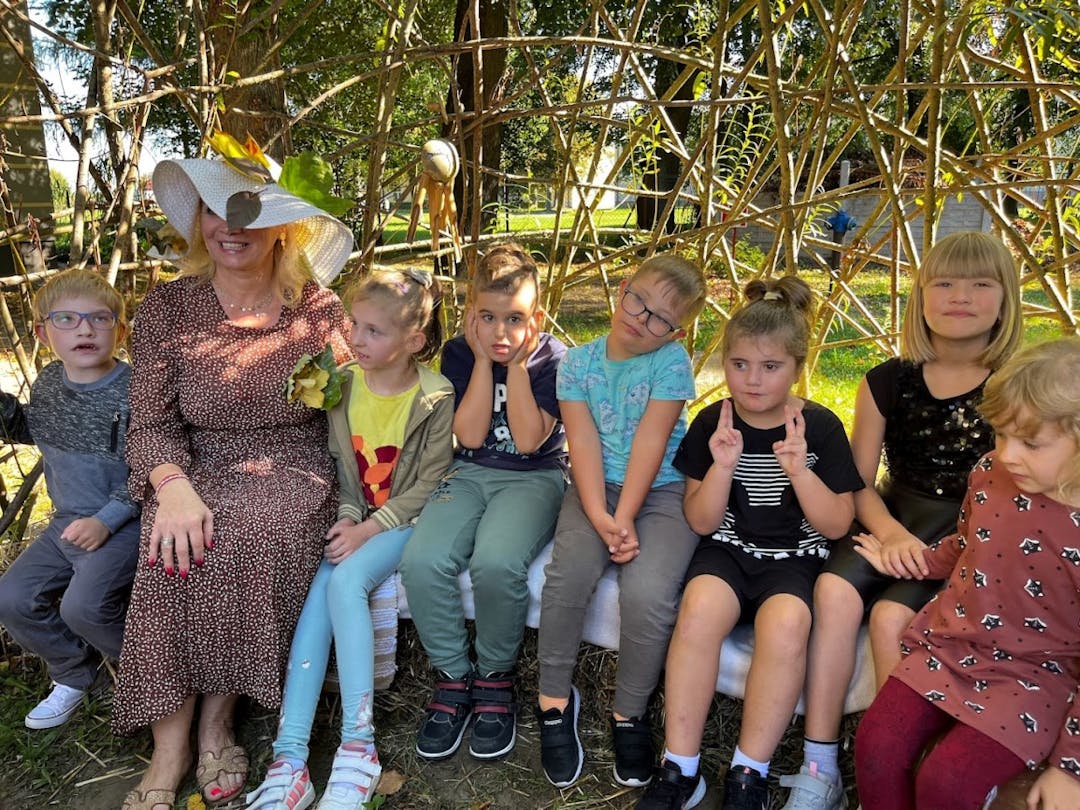 Powitanie Jesieni | Grupa dzieci przeszkolnych pozują do zdjęcia ze swoją panią.jpg