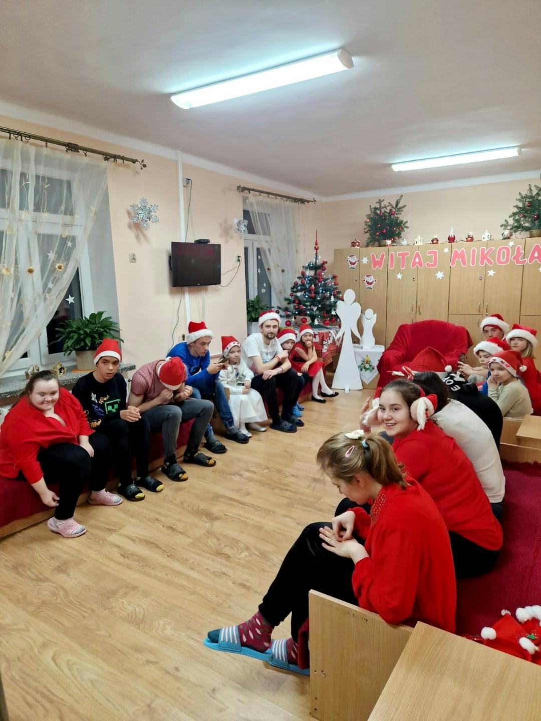 Niezapomniane spotkanie z Mikołajem! | Wychowankowie internatu czekają na Mikolaja.jpg