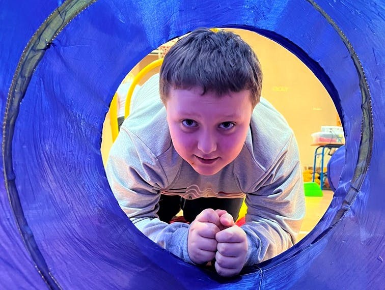 Dzień Aktywności Fizycznej | GŁÓWNE Chłopiec zaglada przez tunel.jpeg
