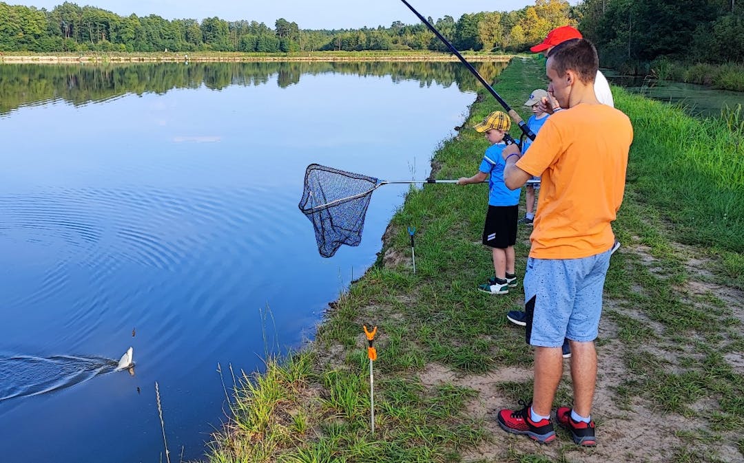 Wędkowanie w Korzenicy | Czterech chłopaków nad stawem łowi ryby.jpg