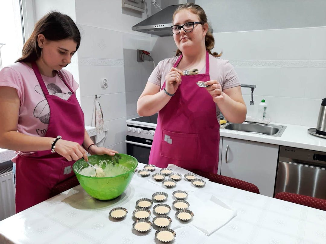 Kulinarne eksperymenty | GŁÓWNE Dwie dziewczyny przekładają ciasto do foremek.jpg