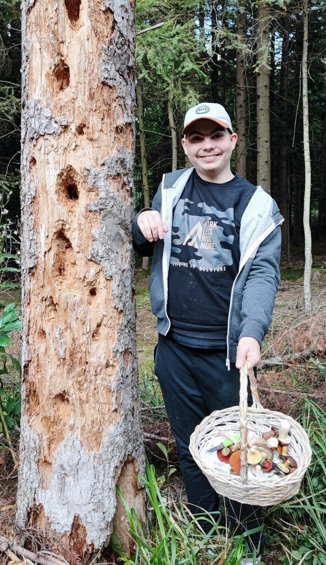 W rezerwacie przyrody Jedlina | chłopioec z grzybami przy drzewie.jpg