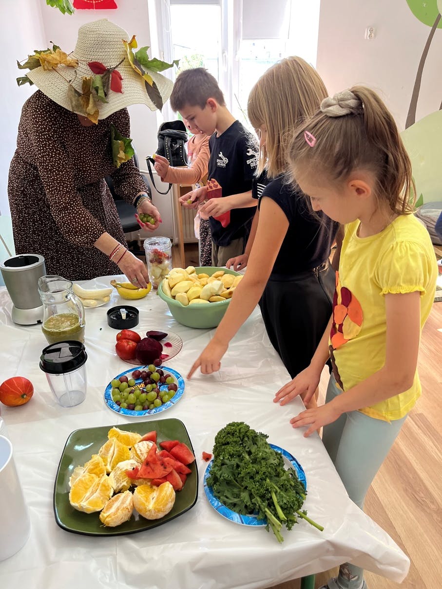 Powitanie Jesieni | Dzieci z panią robią koktail owocowo-warzywny.JPG