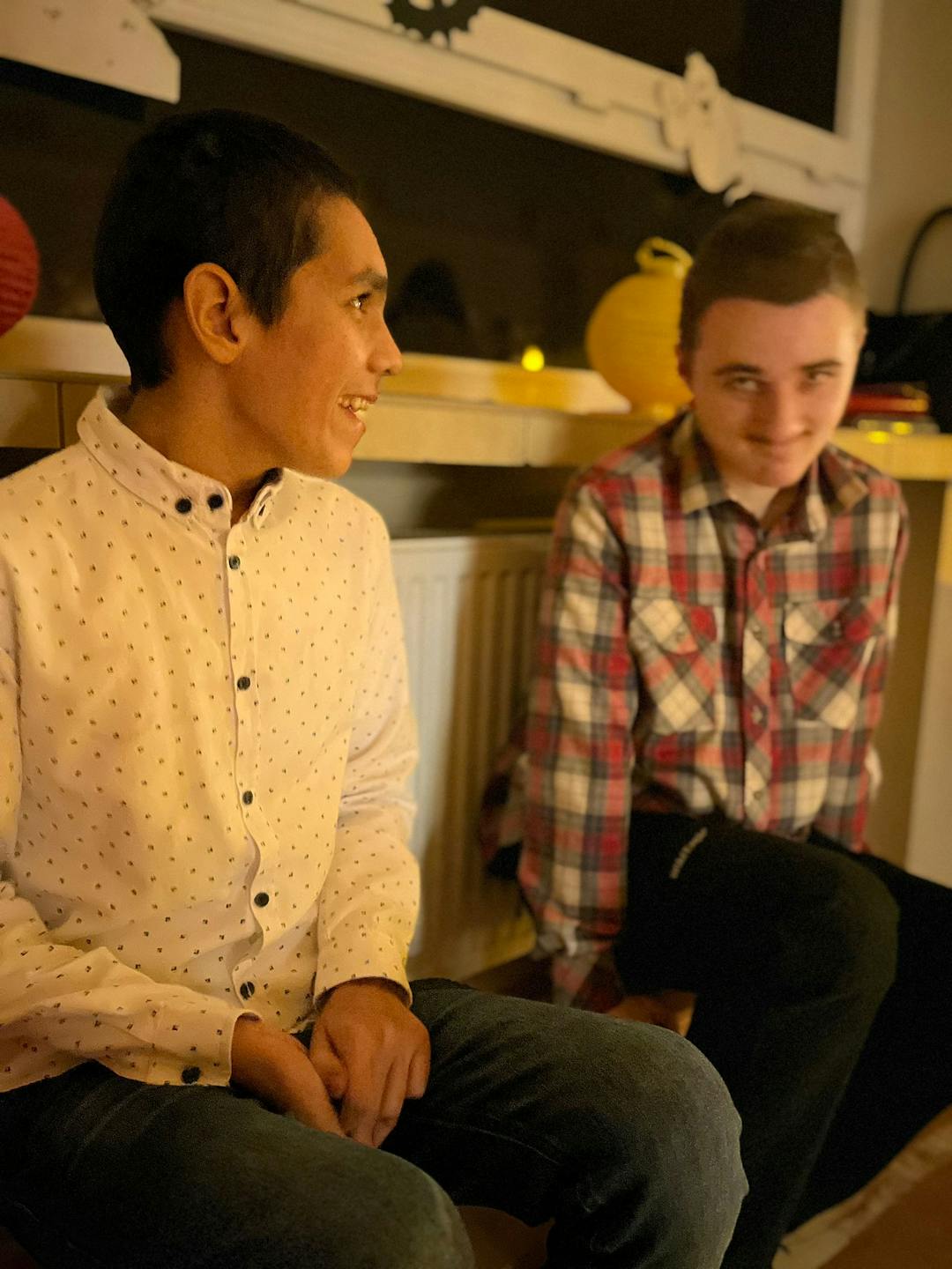 Andrzejki w internacie | Dwóch uśmiechniętych chłopców siedzi na ławce.jpg