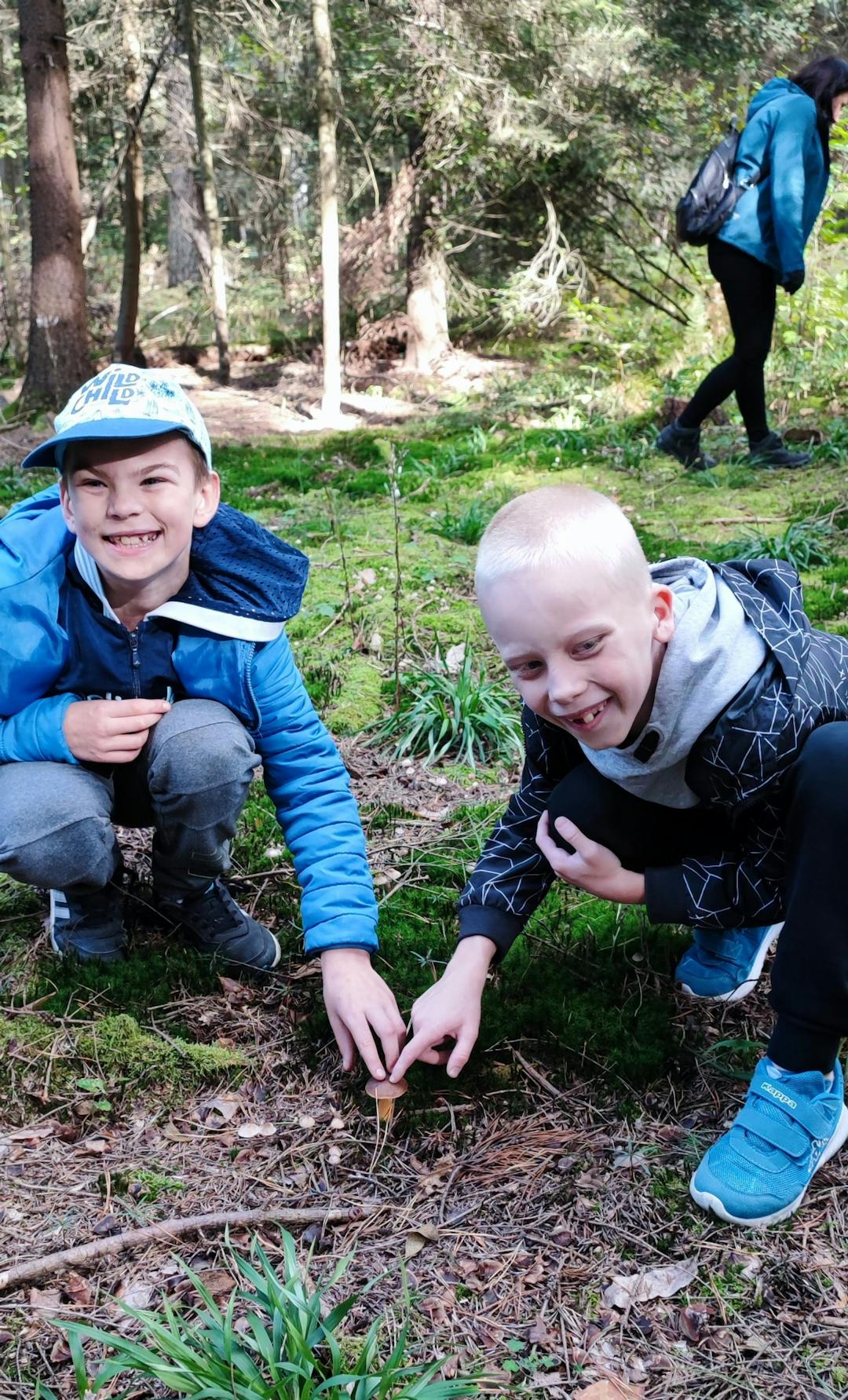 W rezerwacie przyrody Jedlina | chłopcy pokazuję znalezionego grzyba.jpg