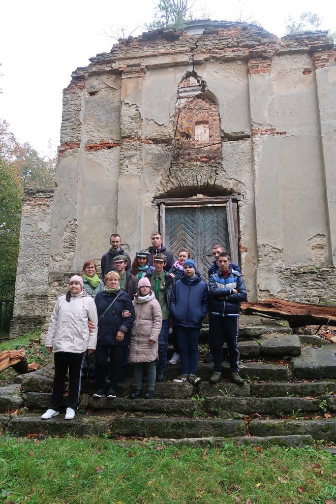 Bełżec – Miejsce Pamięci | uczestnicy wycieczki pod cerkwią.jpg