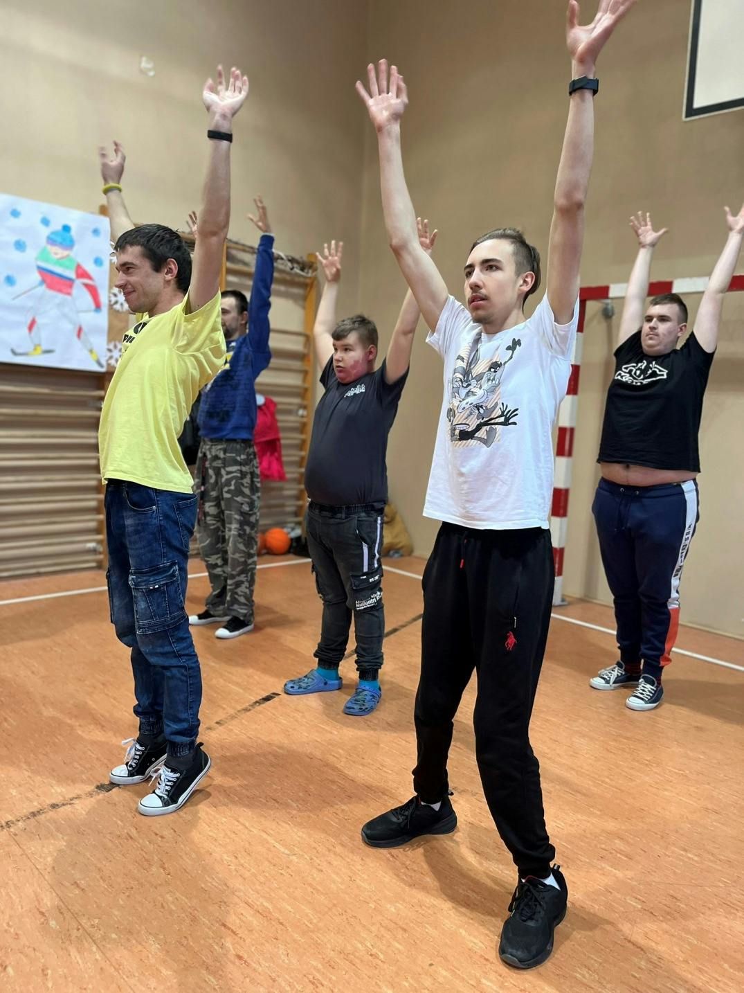 Dzień Aktywności Fizycznej | Uczniowie ćwiczą podnisząc ręce do góry.jpeg