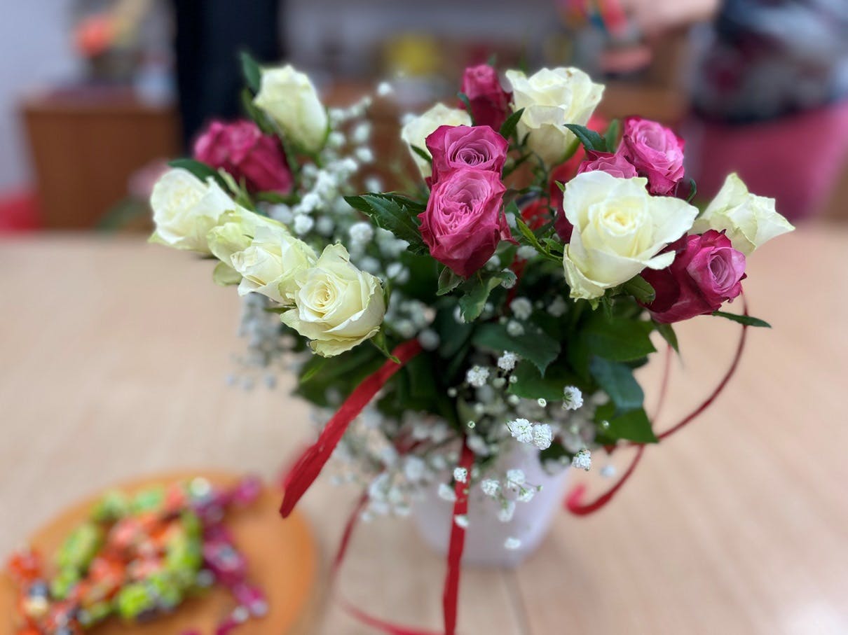 Świętujemy Dzień Edukacji Narodowej | Biało różowe kwiaty w wazonie.JPG