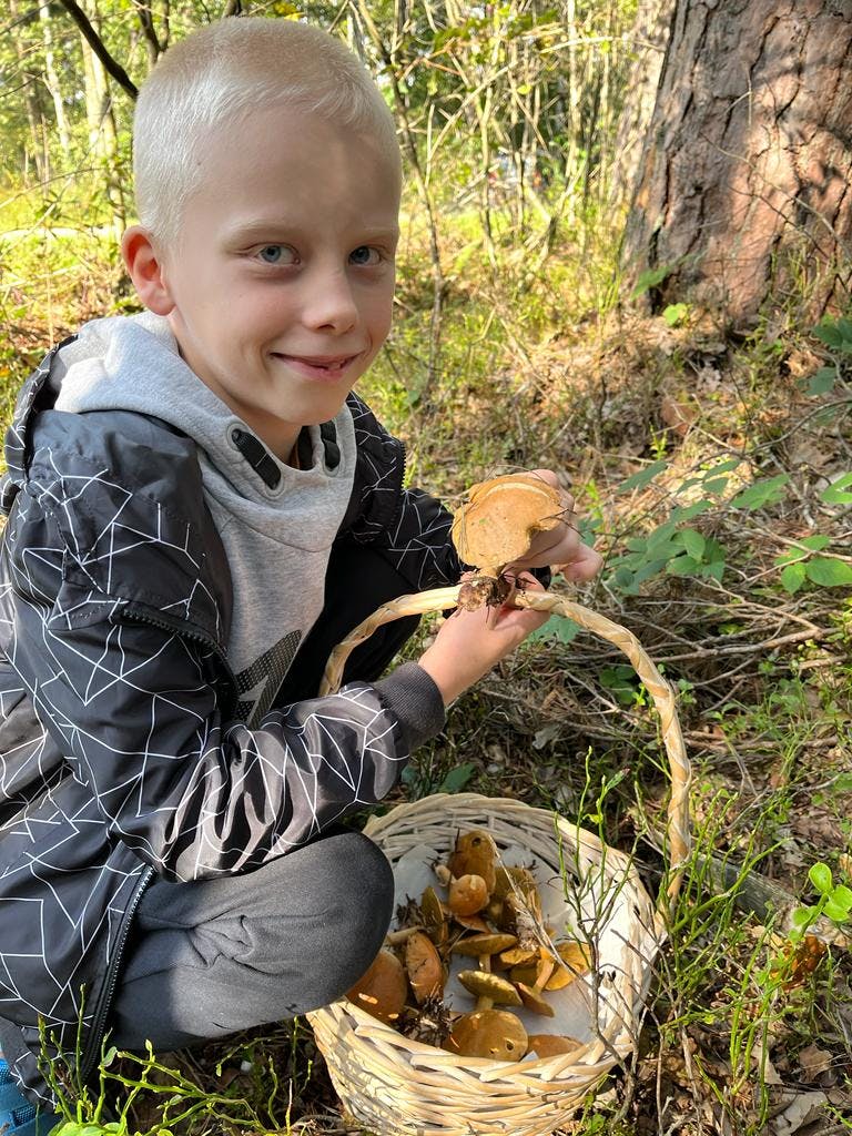 W rezerwacie przyrody Jedlina | chłopiec z koszykiem grzybów.jpg