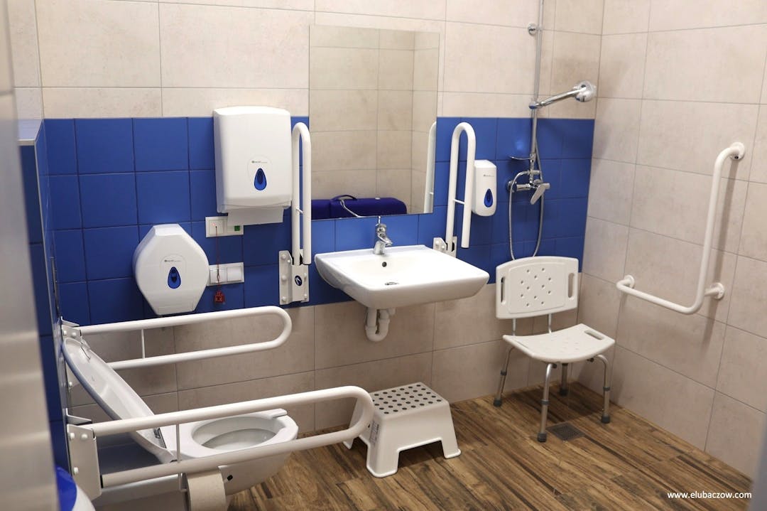„Przyjazna przystań” | Łazienka w kolorze niebiesko beżowym dostosowana do potrzeb osób z niepełnosprawnościami .jpg