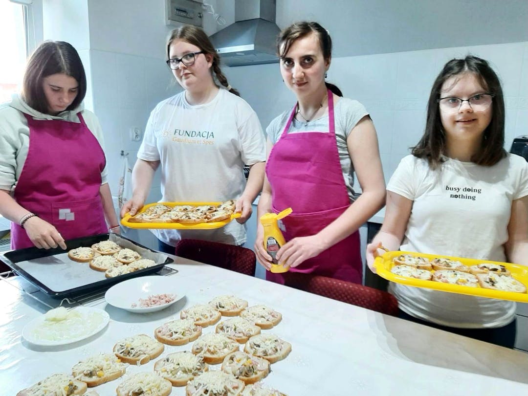 Kulinarne eksperymenty | Grupa dziewczyn przygotowuje zapiekanki .jpg