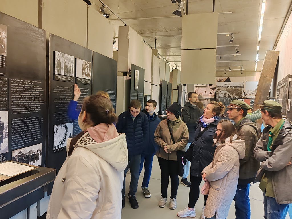 Bełżec – Miejsce Pamięci | Uczniowie oglądają ekspozycję w muzeum.jpg