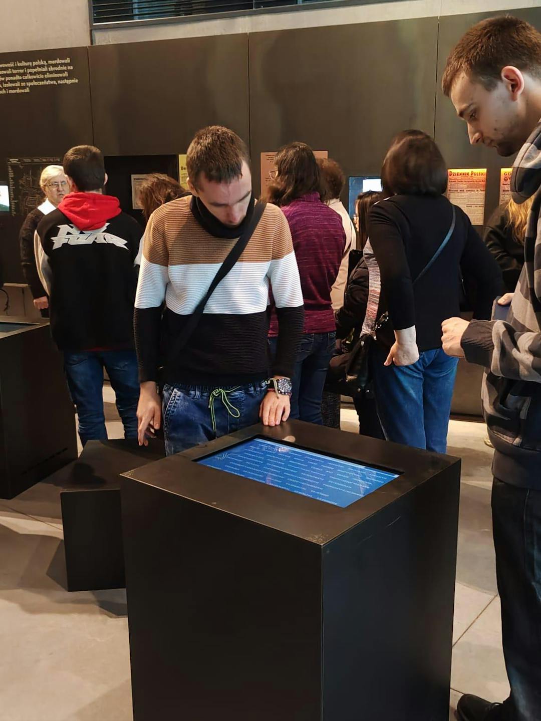 Muzeum w Markowej | Uczniowie ogladają ekspozycję.jpg