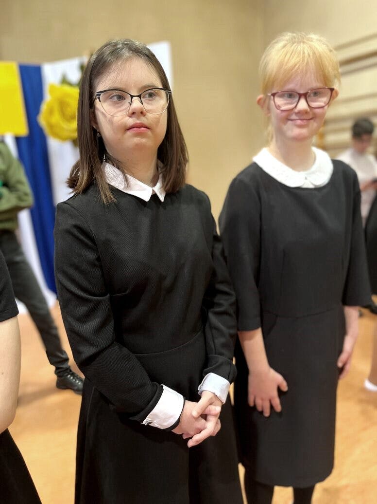 DZIEŃ PAPIESKI | Dwie uśmiechnięte uczennice, w czarnych sukienkach pozują do zdjęcia.jpeg