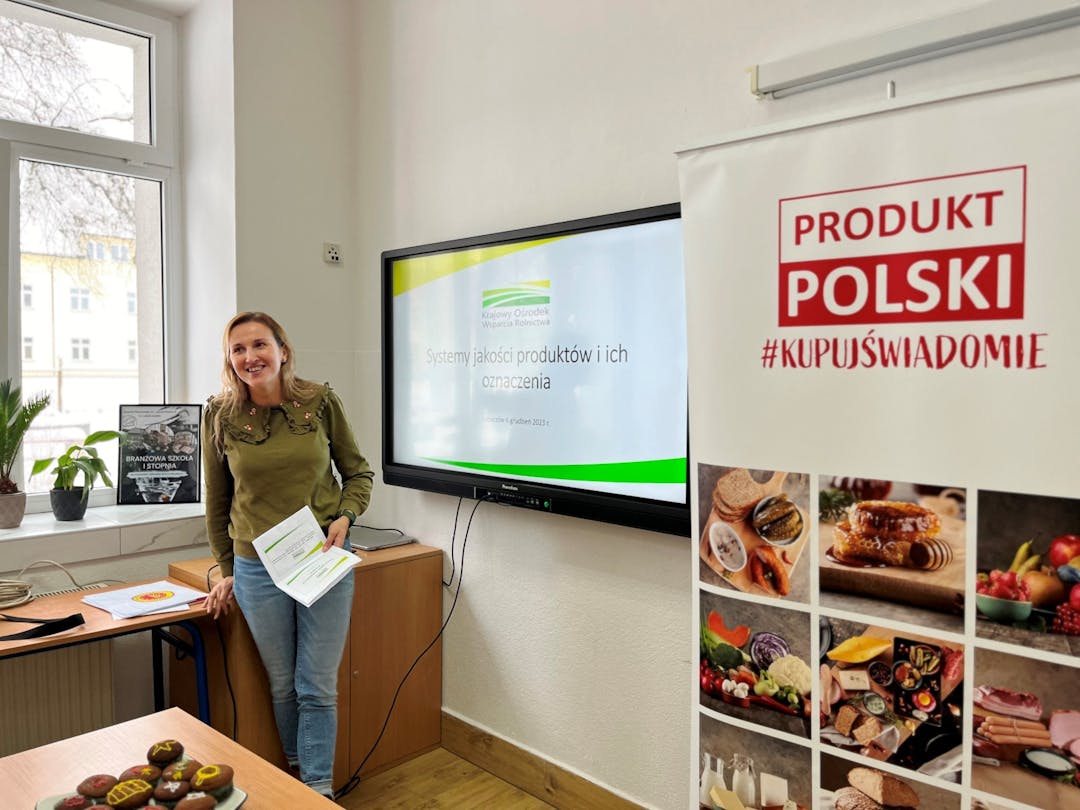 Przedświąteczne warsztaty kulinarne | Kobieta z uśmiechem na twarzy przedstawia prezentację multimedialną.JPG