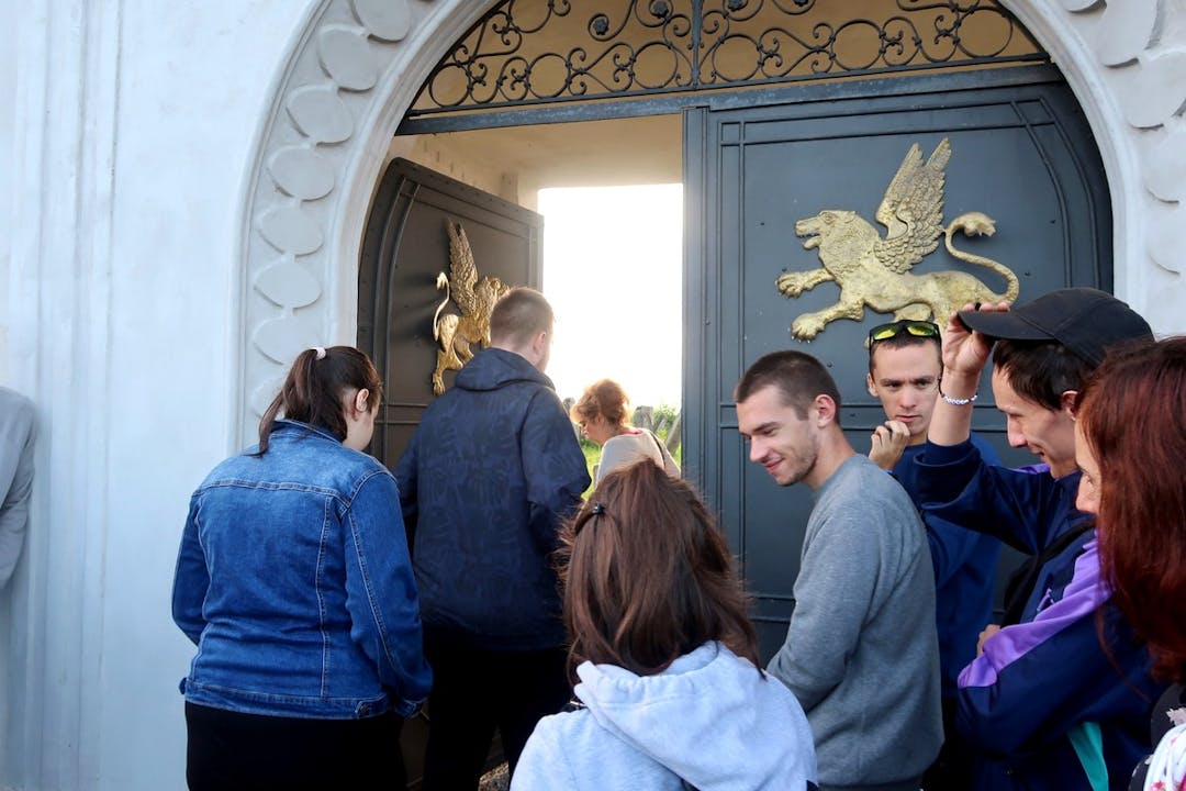 Nieznany Lubaczów | Uczniowie wchodzą przez bramę na cmentarz.JPG
