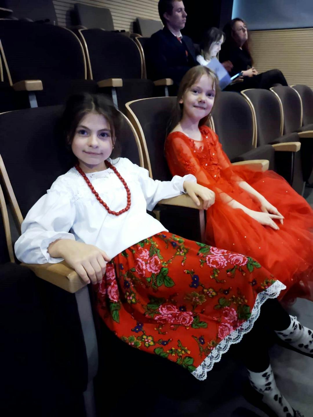Konkurs recytatorski w Leżajsku | Dziw uśmiechnięte dziewczynki siedzą na fotelach.jpg