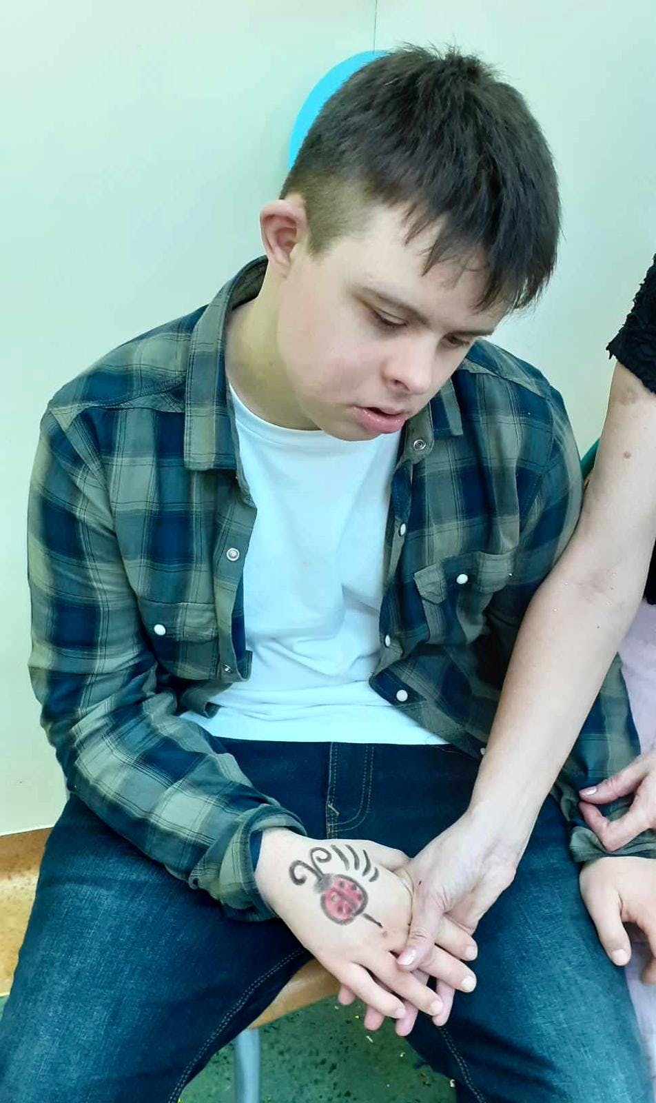 Karnawałowe spotkania | Chłopiec pokazuje tatuaż.jpg