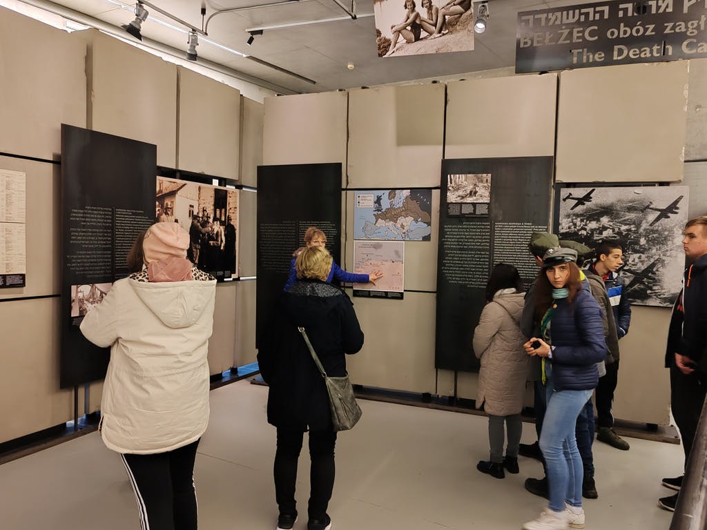 Bełżec – Miejsce Pamięci | Uczniowie ogladają ekspozycję w muzemu.jpg