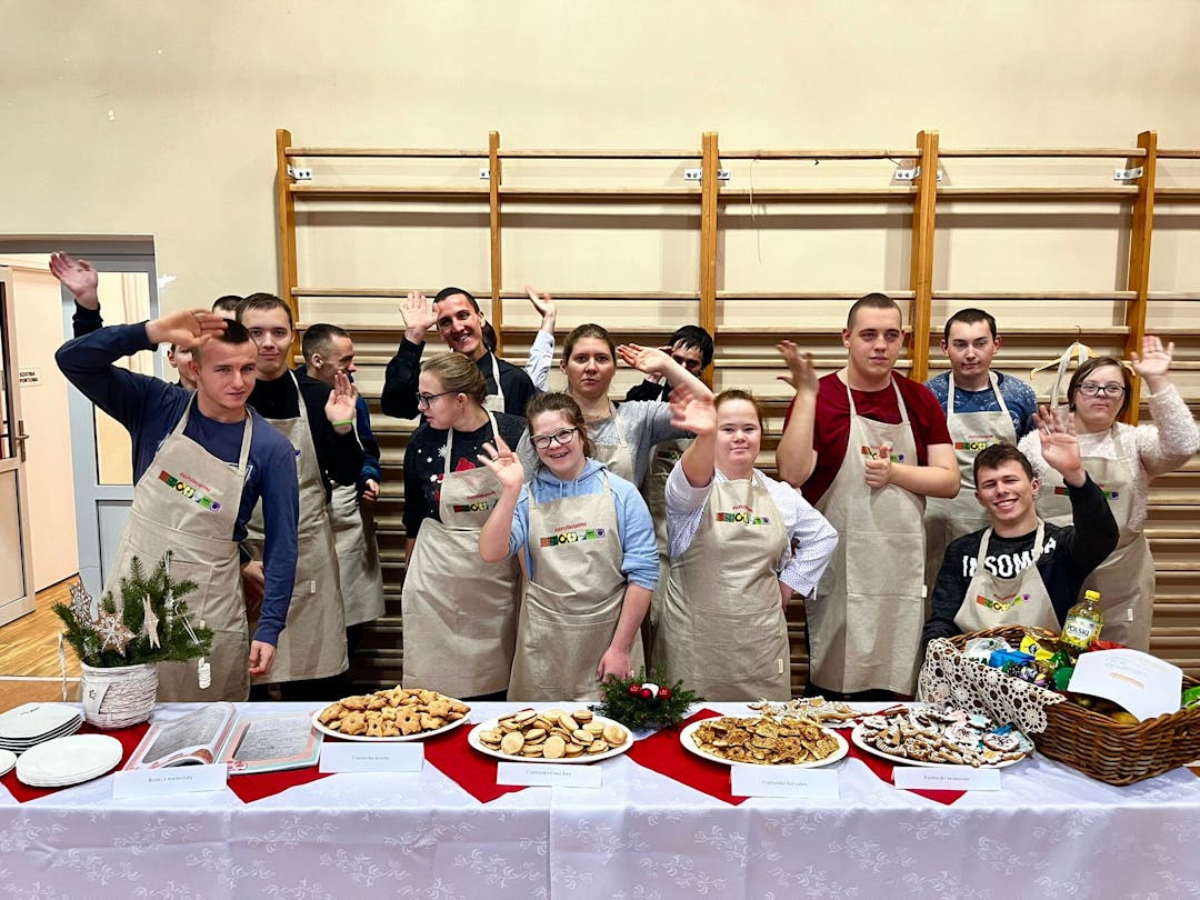 Świątecznych wspomnień czar… | Zdjęcie grupowe wszystkich uczestników zajęć kulinarnych.jpg