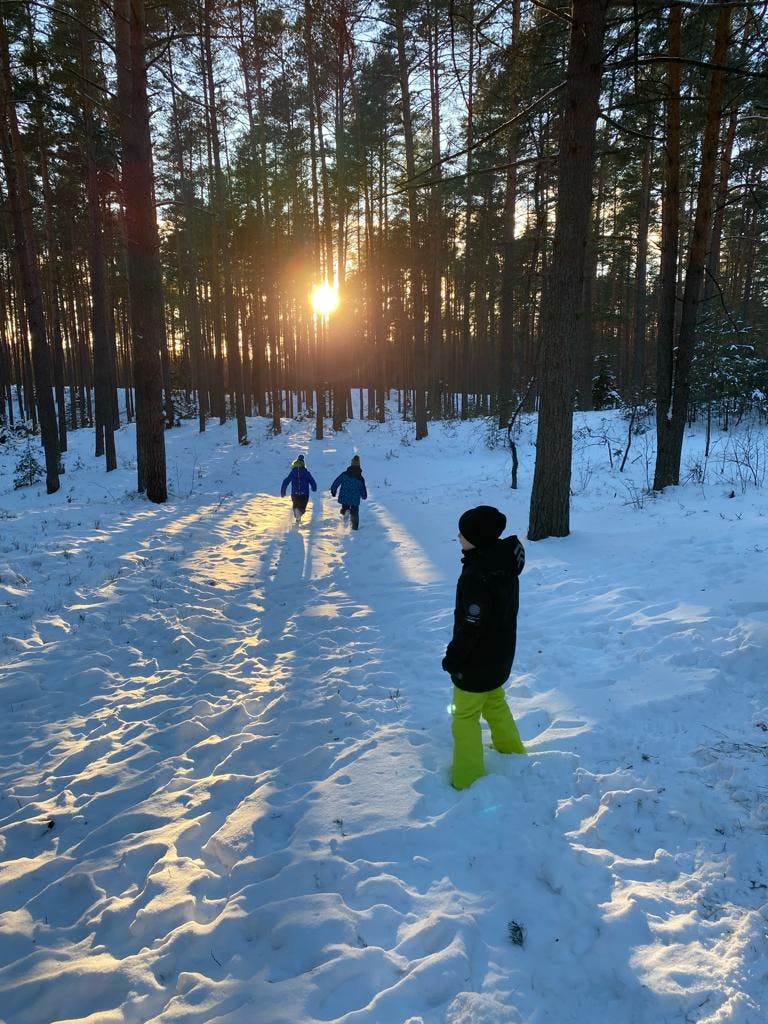 Kulig | Dzieci na śniegu o wschodzie słońca.jpg