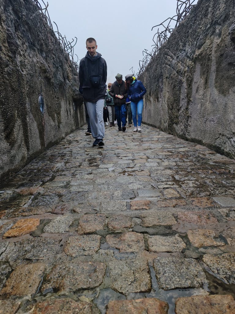 Bełżec – Miejsce Pamięci | uczniowie idą tunelem.jpg