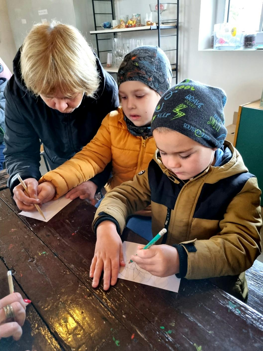 Przedszkolaki w Stacji Basznia i Kresowej Osadzie | Dwóch chłopców rysuje przy stoliku.jpg