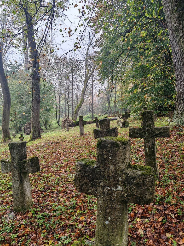 Bełżec – Miejsce Pamięci | krzyże na starym cmentarzu.jpg