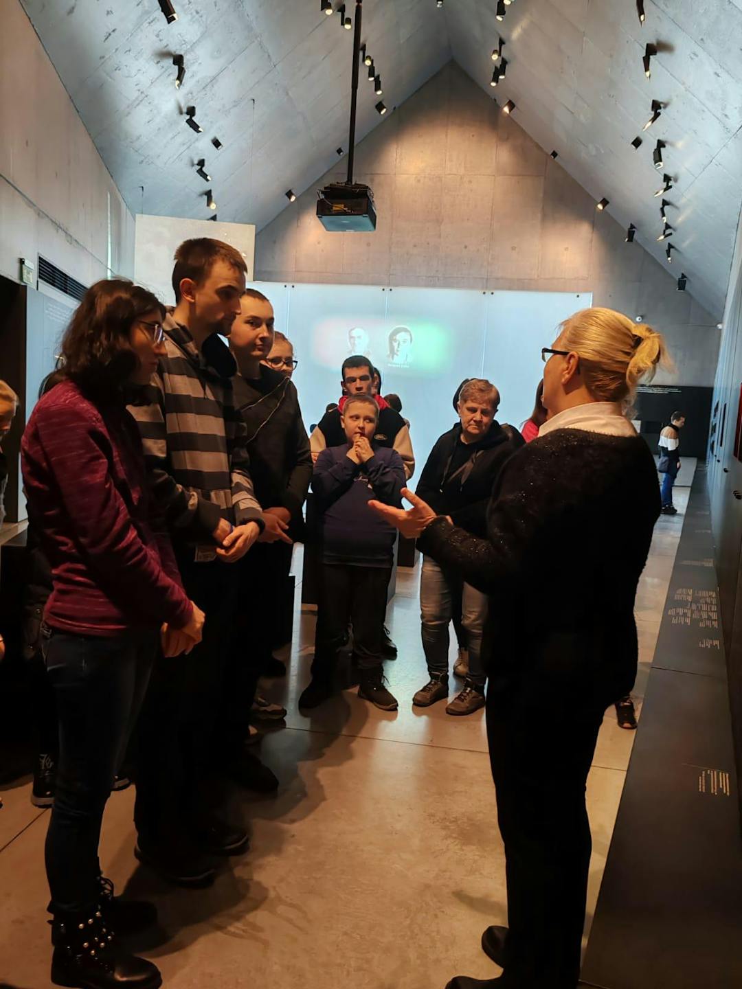 Muzeum w Markowej | Uczniowie słuchają przewodnika podczas zwiedzania wystawy.jpg