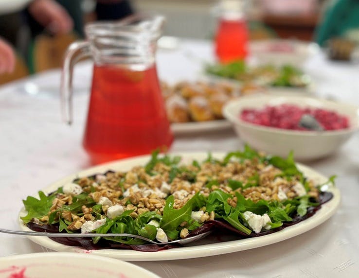 "Zdrowie na jesiennym talerzu" | Na stole stoi sałatka, w tle inne potrawy.JPG