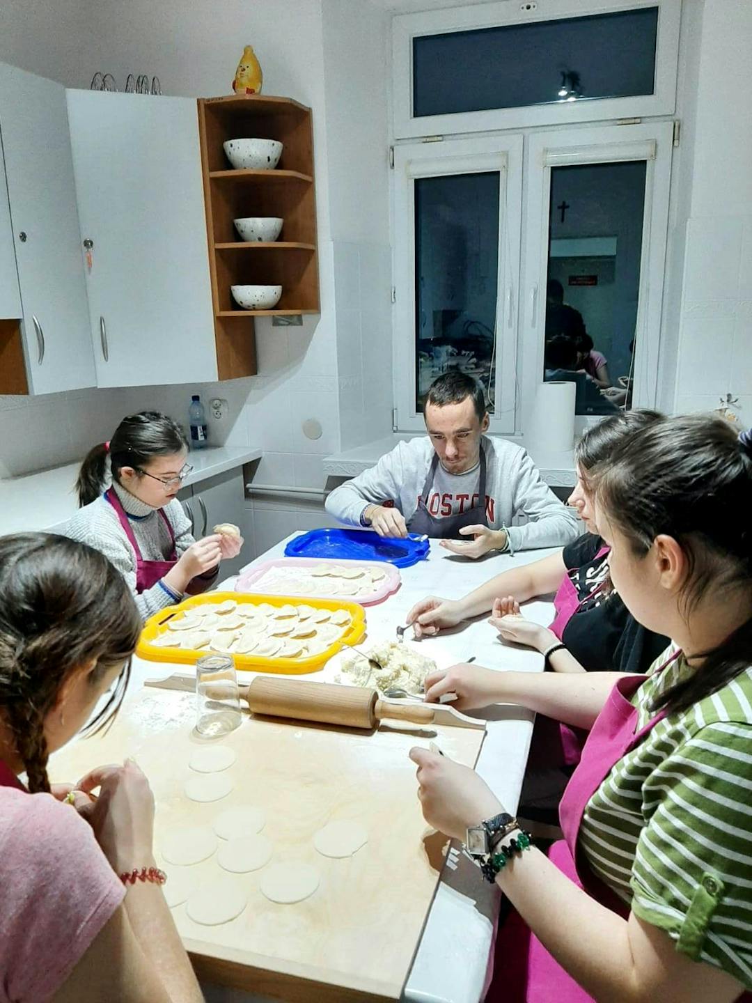 Kulinarne eksperymenty | Grupa uczniów lepi pierogi.jpg