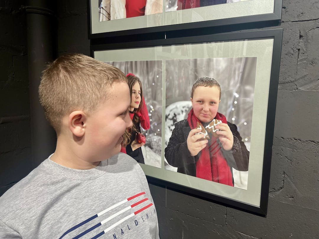 Wyjątkowa wystawa zdjęć | Chłopiec usmiecha się do zdjęcia.jpg