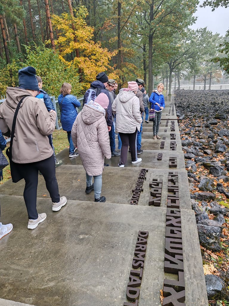Bełżec – Miejsce Pamięci | Uczniowie schodzą po schodach w miejscu pamięci ofiar obozu zagłady.jpg