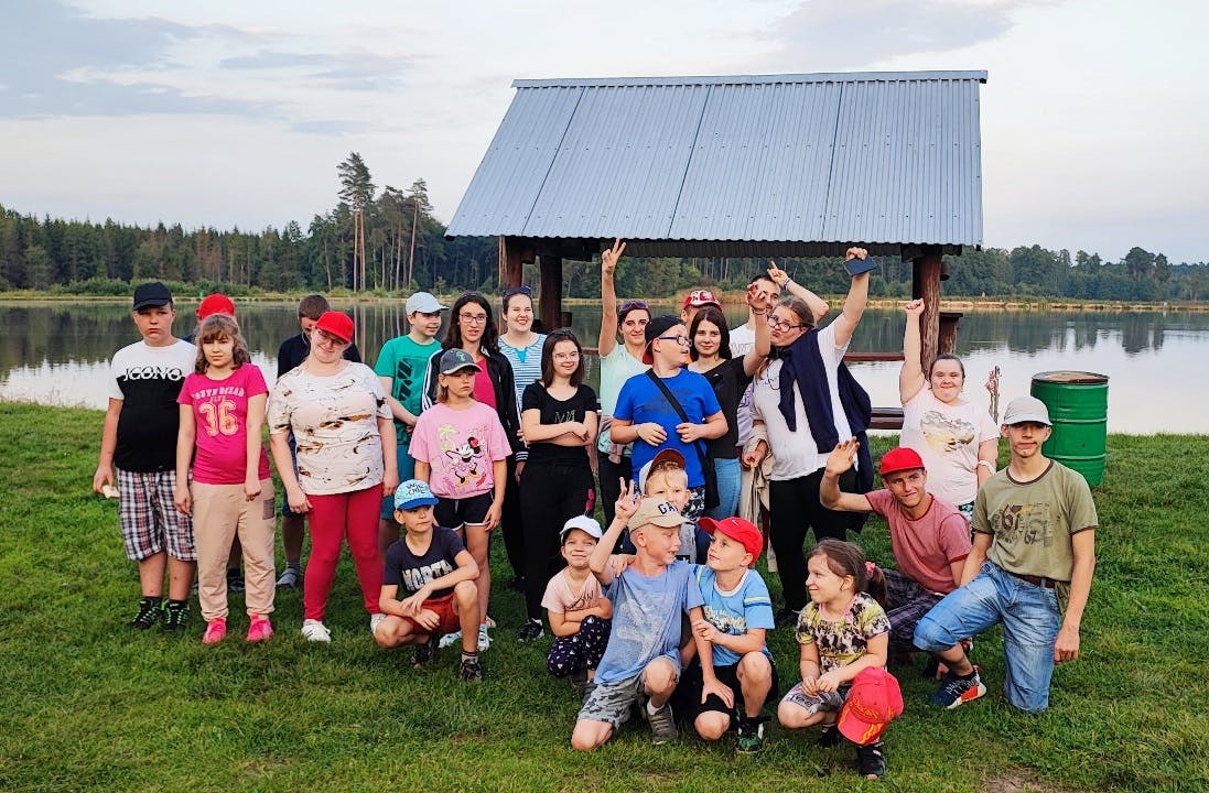 Wędkowanie w Korzenicy | Zdjęcie grupowe zadowolonych uczniów nad stawem.jpg
