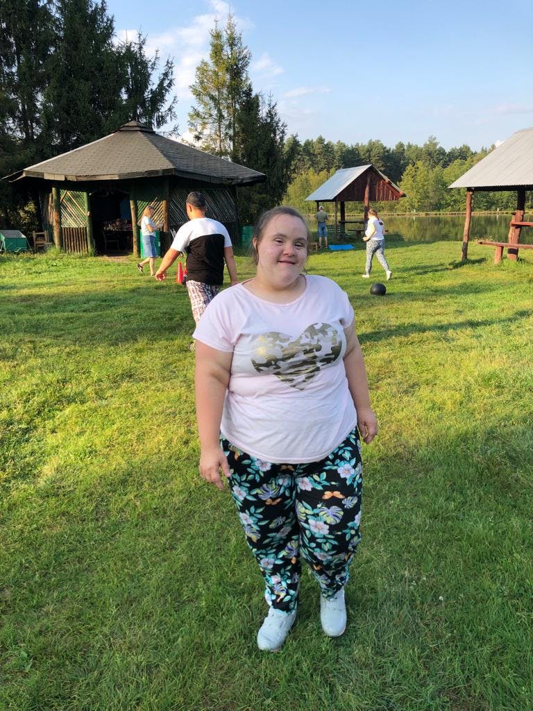 Wędkowanie w Korzenicy | Dziewczyna w różowej koszulce usnmiecha się do zdjęcia.jpg