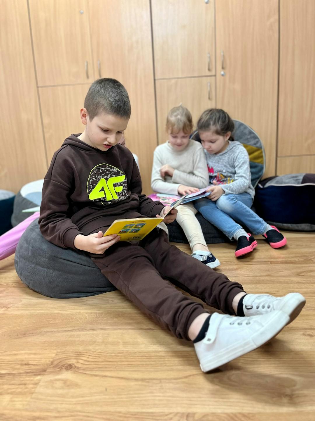 Zrób sobie przerwę na czytanie | Uczniowie czytaja bajki, siedząc na pufach.jpg