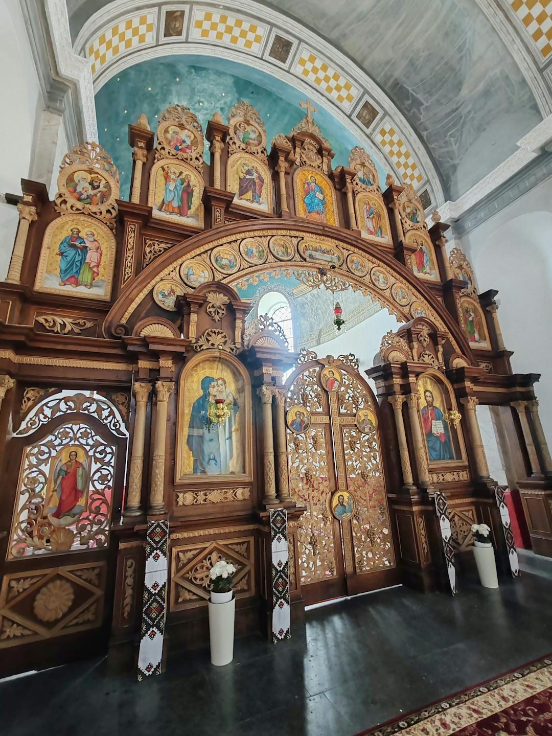 Nieznany Lubaczów | Wizerunki świętych na ikonostasie w cerkwi św. Mikołaja.jpg