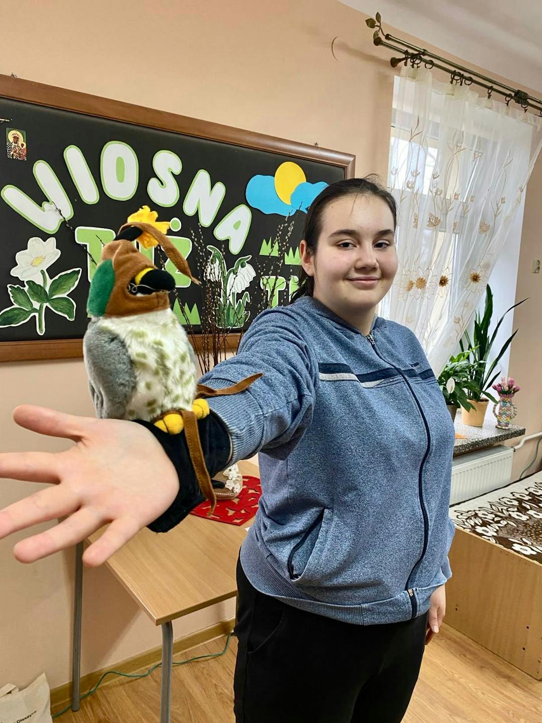 W świecie ptaków | uczennica trzyma na ręce pliszowego ptaka.jpg
