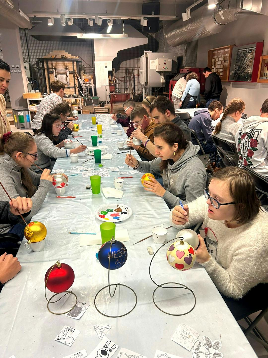 Szklane dziedzictwo Krosna | uczniowie malują bombki choinkowe.jpg