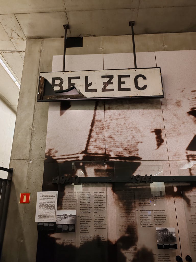 Bełżec – Miejsce Pamięci | Napis BEŁŻEC na ekspozycji w muzeum .jpg