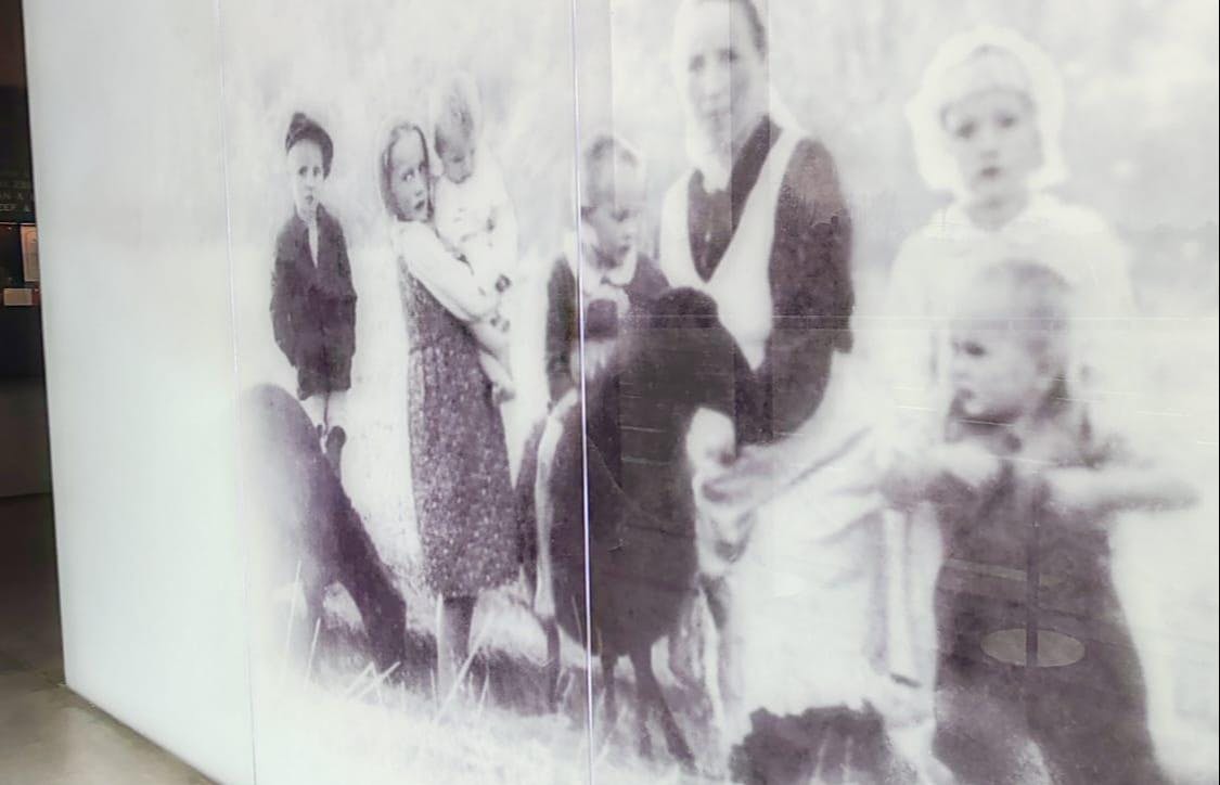 Muzeum w Markowej | Stare zdjęcie rodziny z dziecmi.jpg