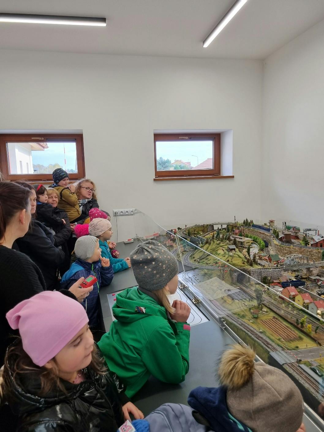 Przedszkolaki w Stacji Basznia i Kresowej Osadzie | Dzieci oglądają ekspozycję.jpg