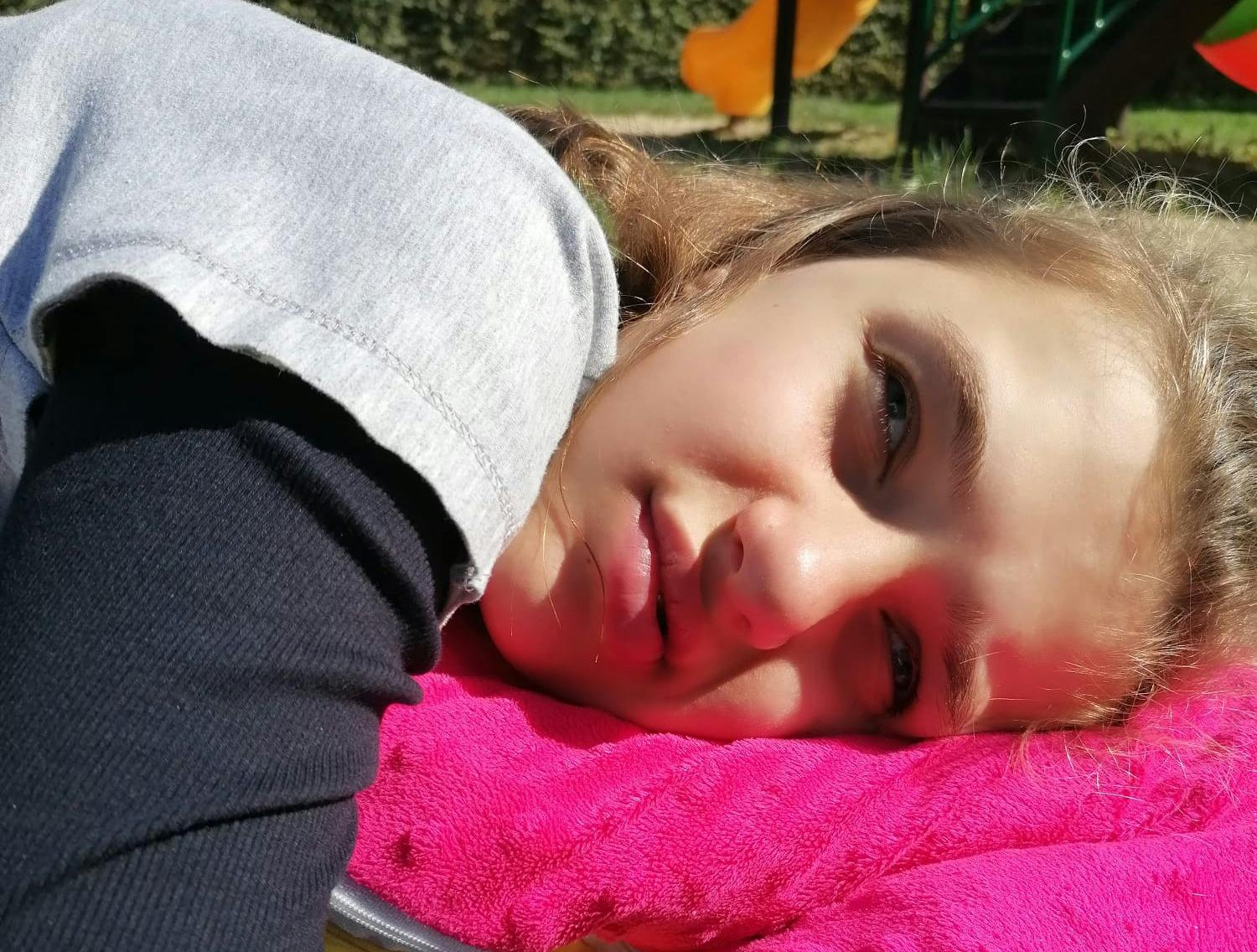 Spacer po parku w poszukiwaniu jesieni | Dziewczynka odpoczywa, leżąc na kocu_.jpg