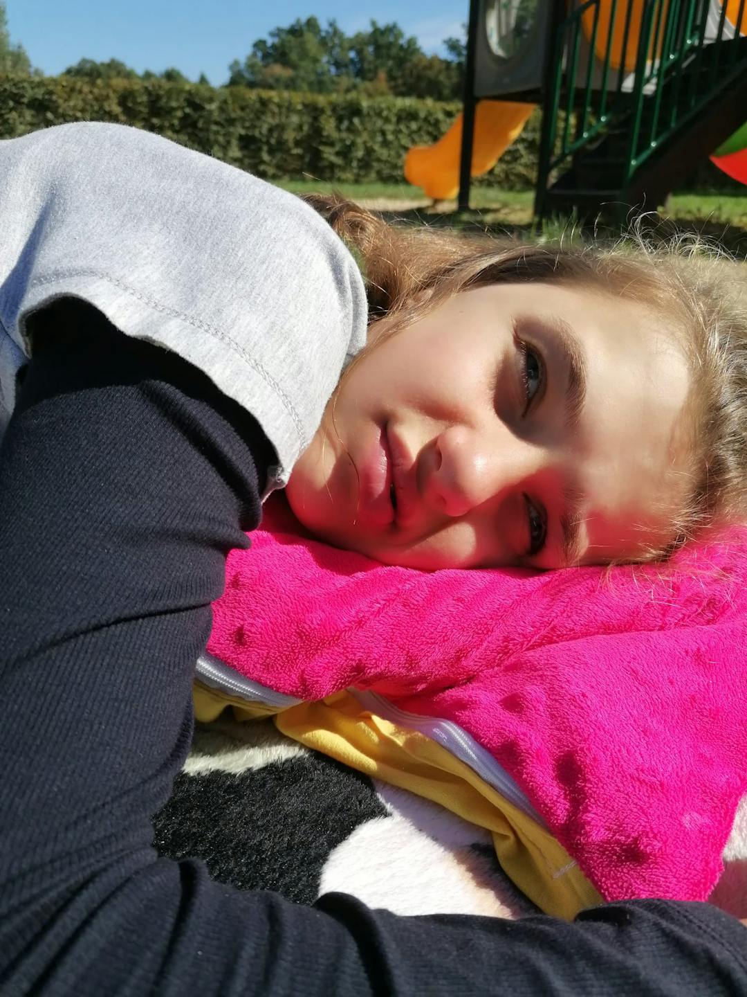 Spacer po parku w poszukiwaniu jesieni | Dziewczynka odpoczywa, leżąc na kocu_.jpg