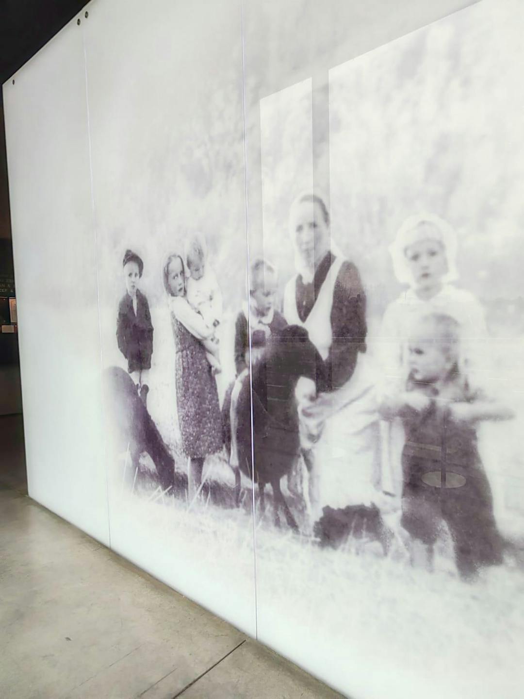Muzeum w Markowej | Stare zdjęcie rodziny z dziecmi.jpg