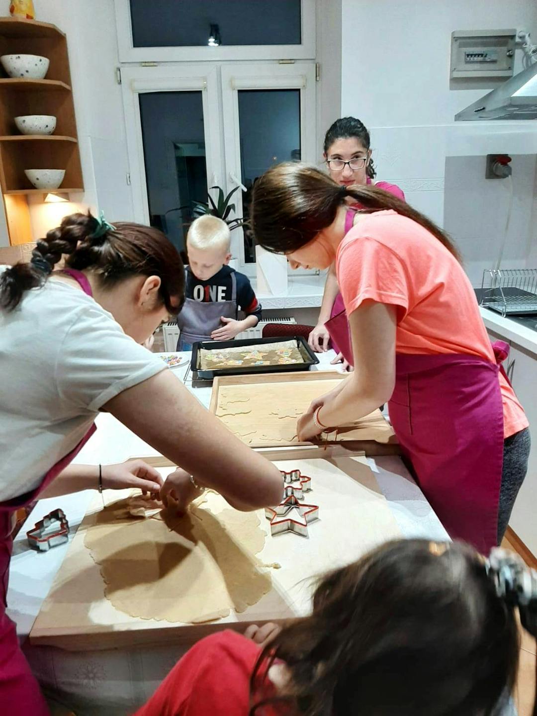Kulinarne eksperymenty | Uczennice wycinają ciastka foremkami.jpg