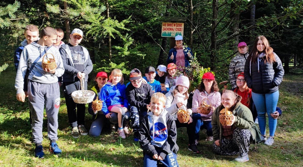 W rezerwacie przyrody Jedlina | dzieci prezentują zebrane grzyby w koszykach.jpg