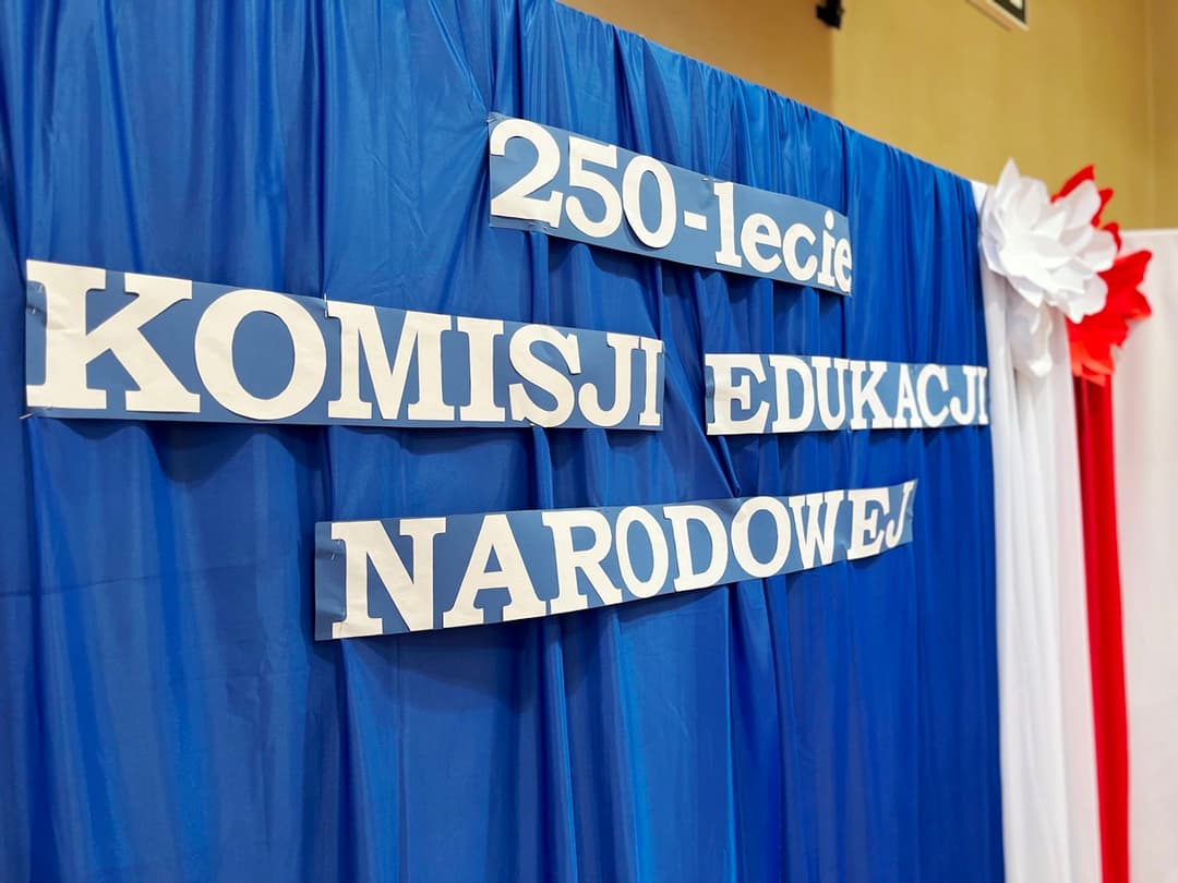 Świętujemy Dzień Edukacji Narodowej | Biały napis 250- lecie Komisji Edukacji Narodowej na niebieskim tle.JPG