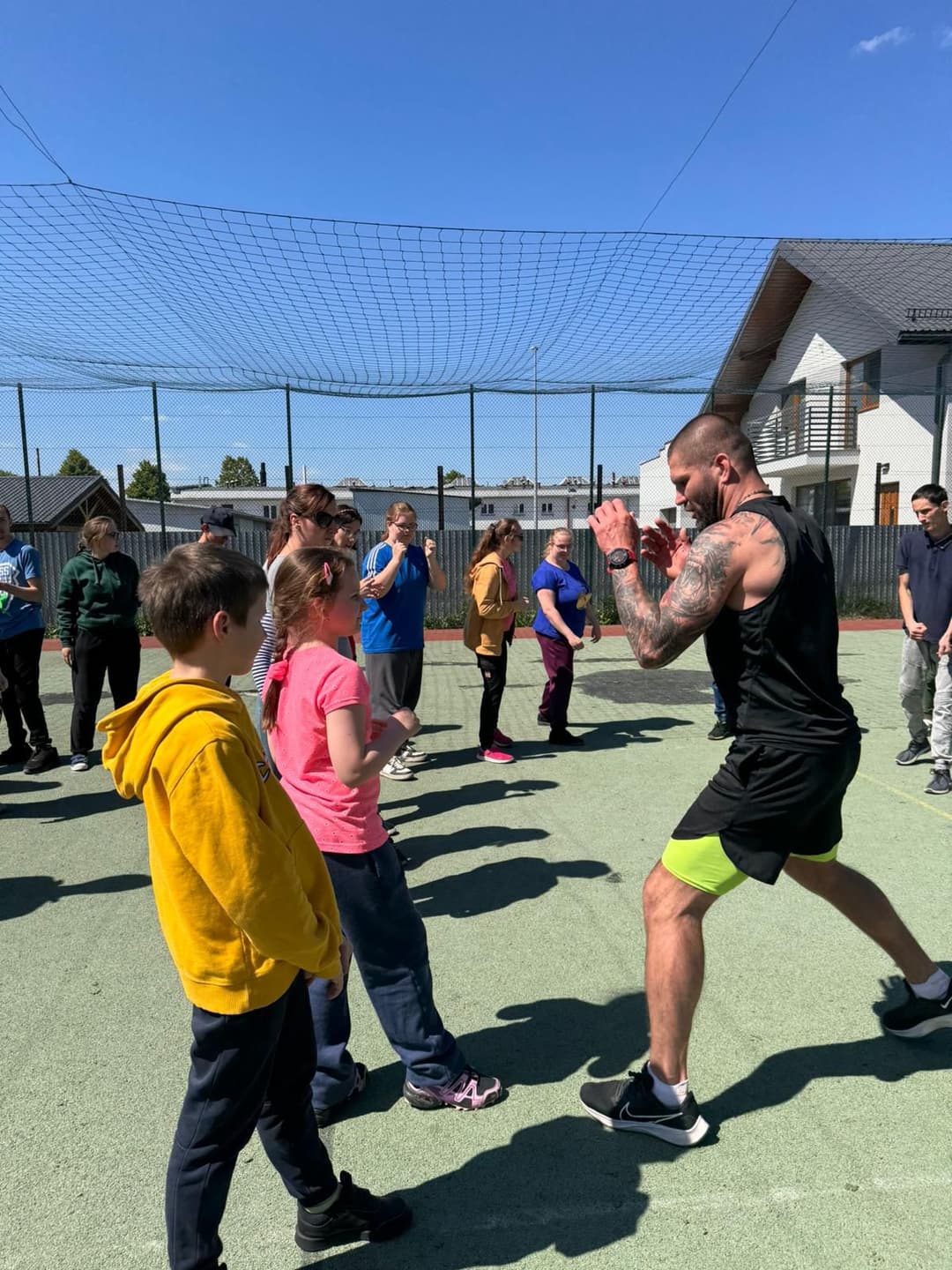 Spotkanie z instruktorem i trenerem sportów walki | Trener prezentuje uczniom sztukę walki.jpg