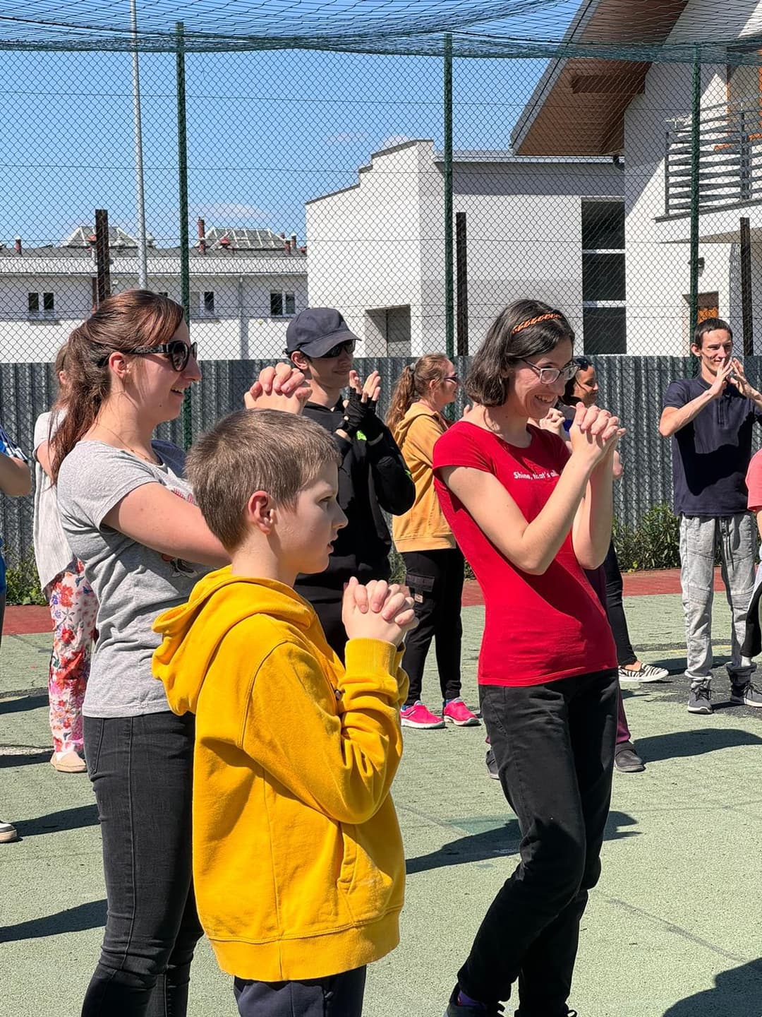 Spotkanie z instruktorem i trenerem sportów walki | Uczniowie podczas rozgrzewki.jpg